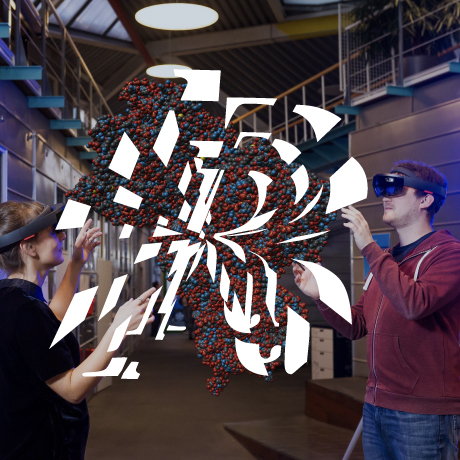Logo Reproducing Realities, dahinter Menschen mit VR-Brille