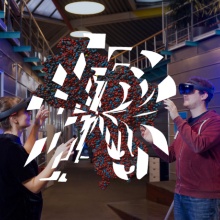 Logo Reproducing Realities, dahinter Menschen mit VR-Brille